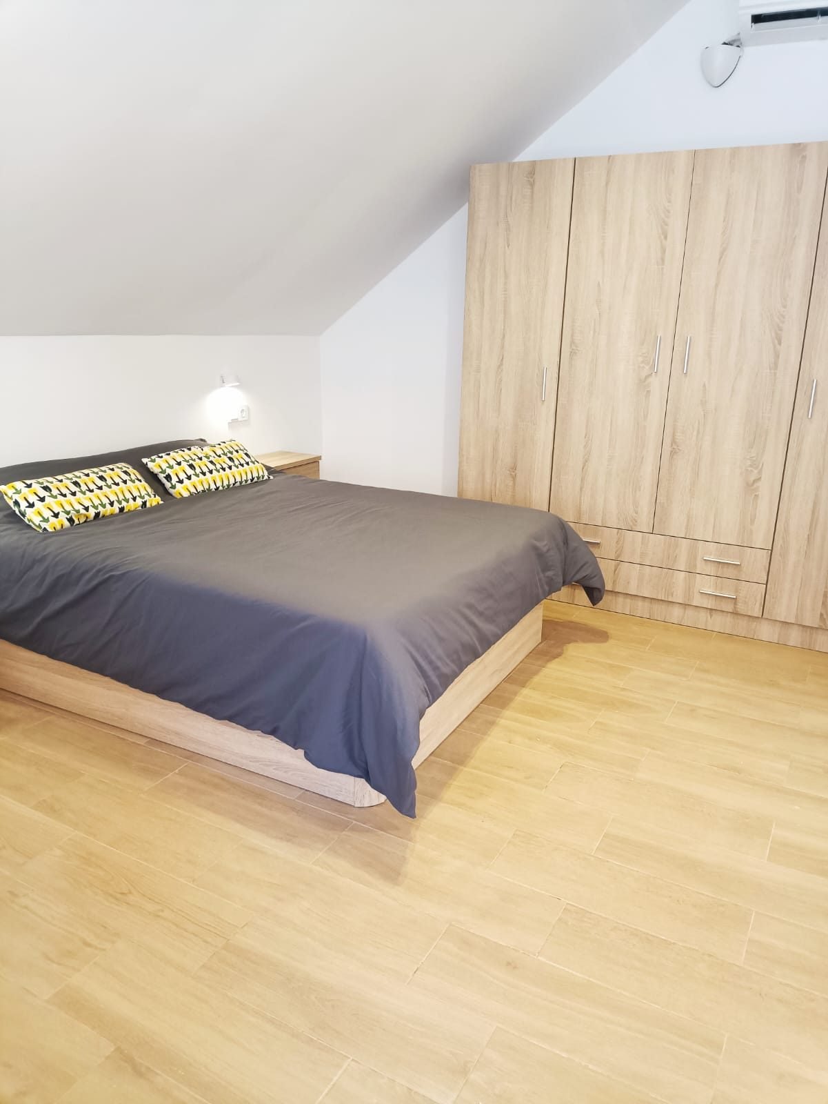 Dormitorio abuhardillado con armario empotrado