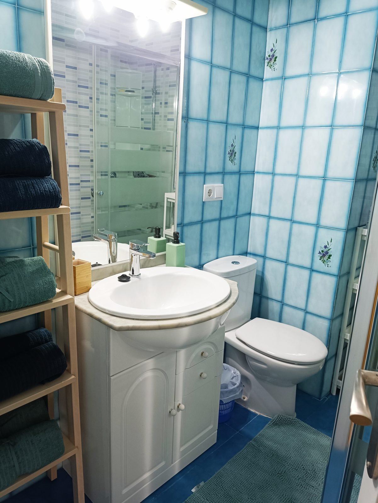 Bathroom with washbasin, toilet and towel shelves