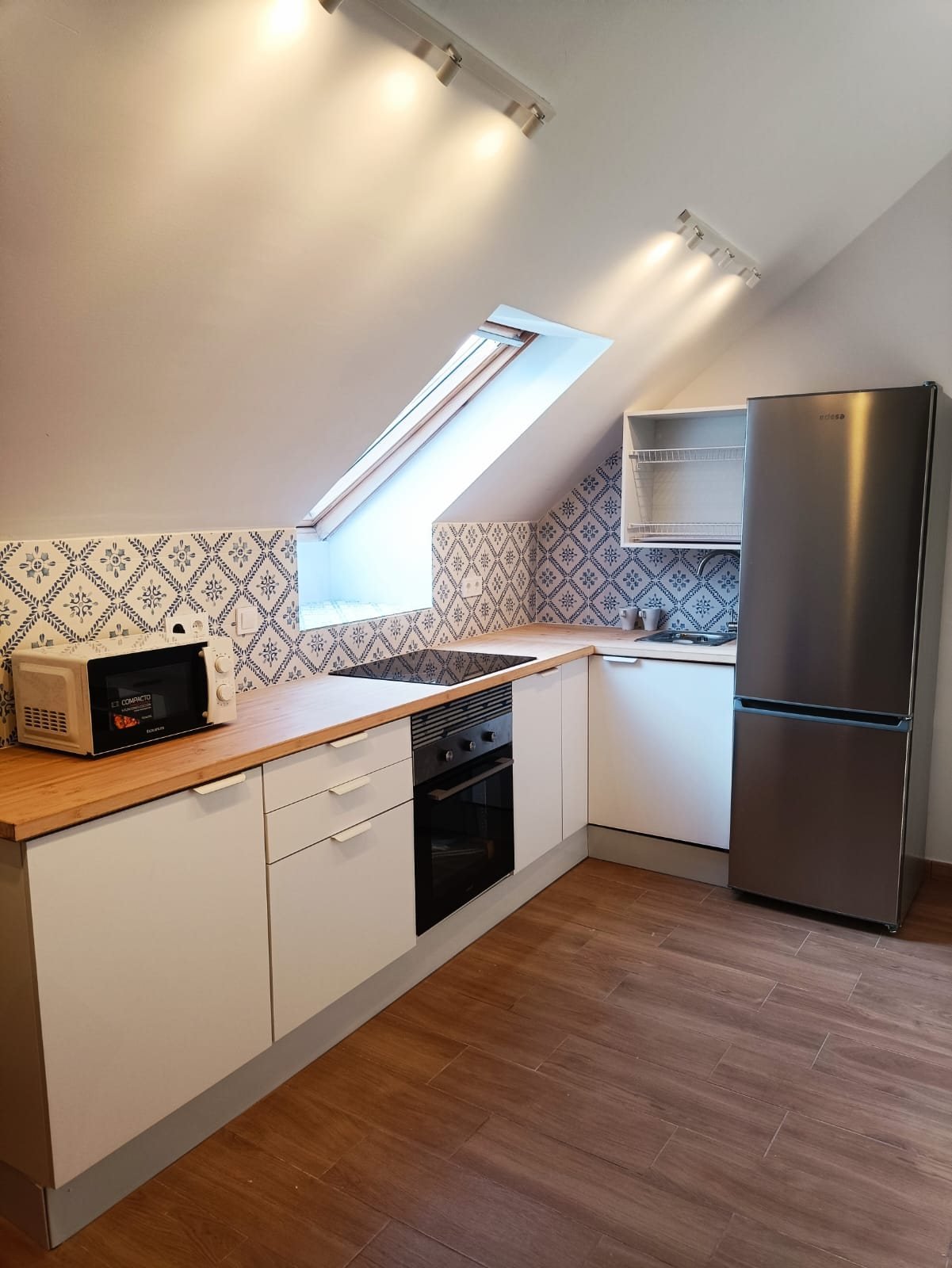Cocina del ático izquierdo junto a la ventana de cubierta