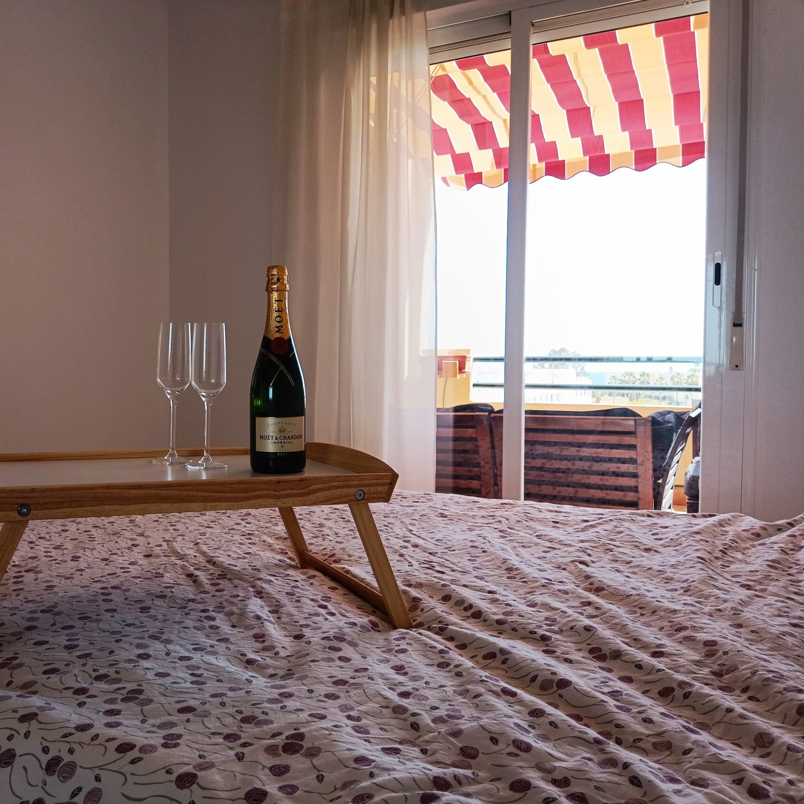 Dormitorio con cama de matrimonio y puerta a la terraza